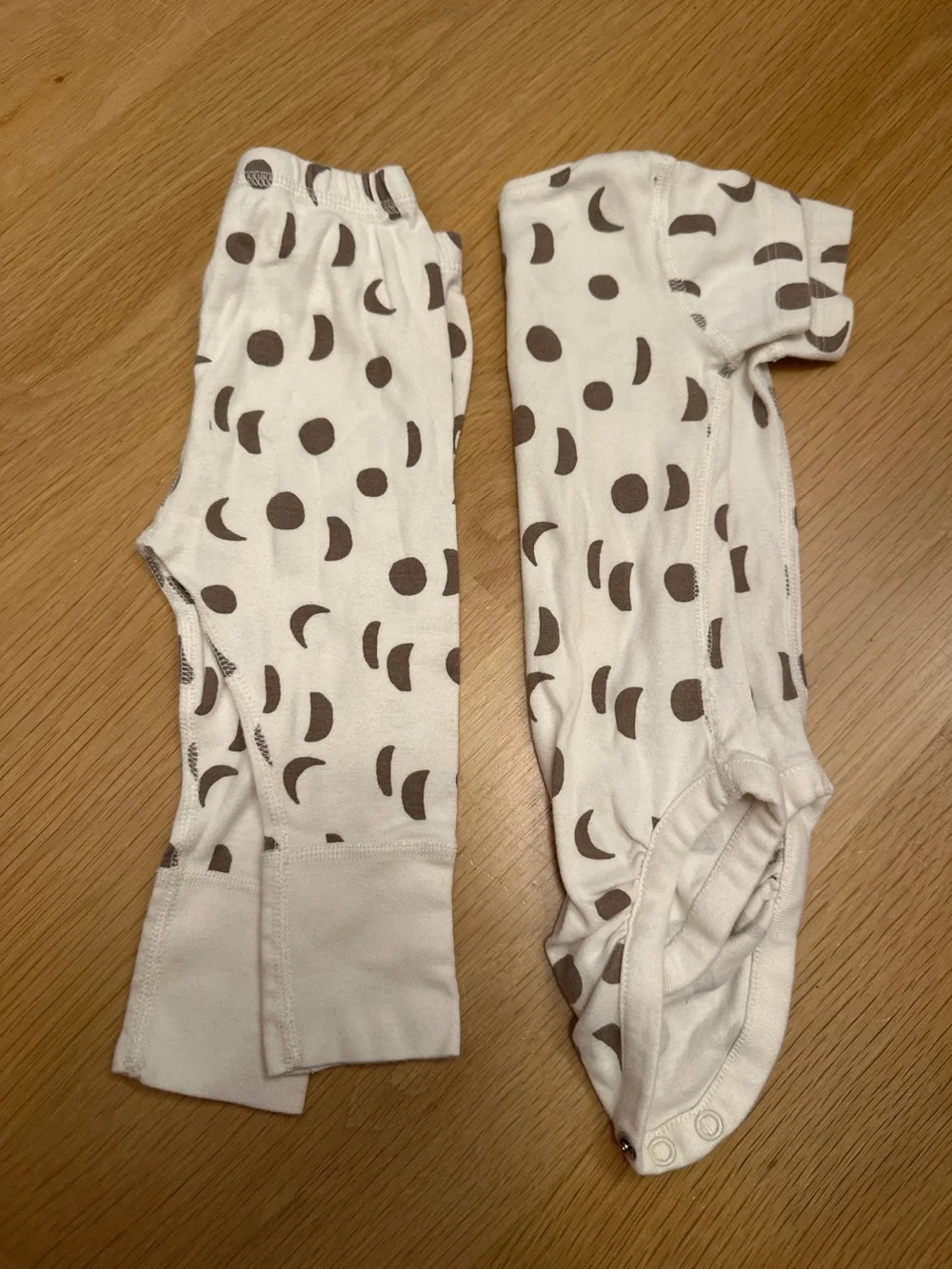 Hanna Andersson Cream and Brown Moon Print Bodysuit & Pants Set